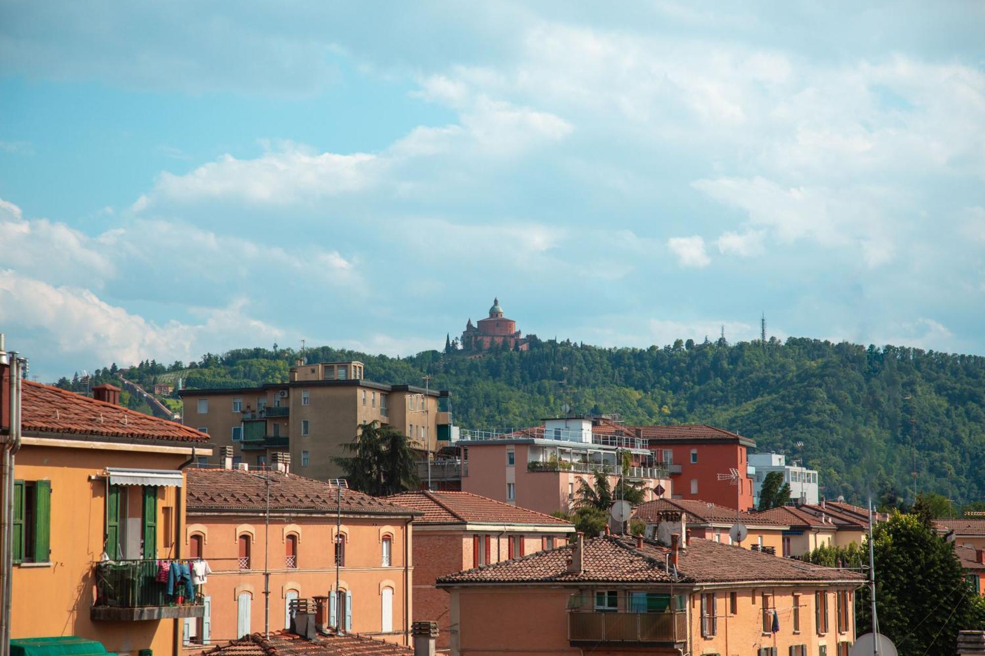 Appartamento Accogliente Con Vista San Luca Bologna Luaran gambar