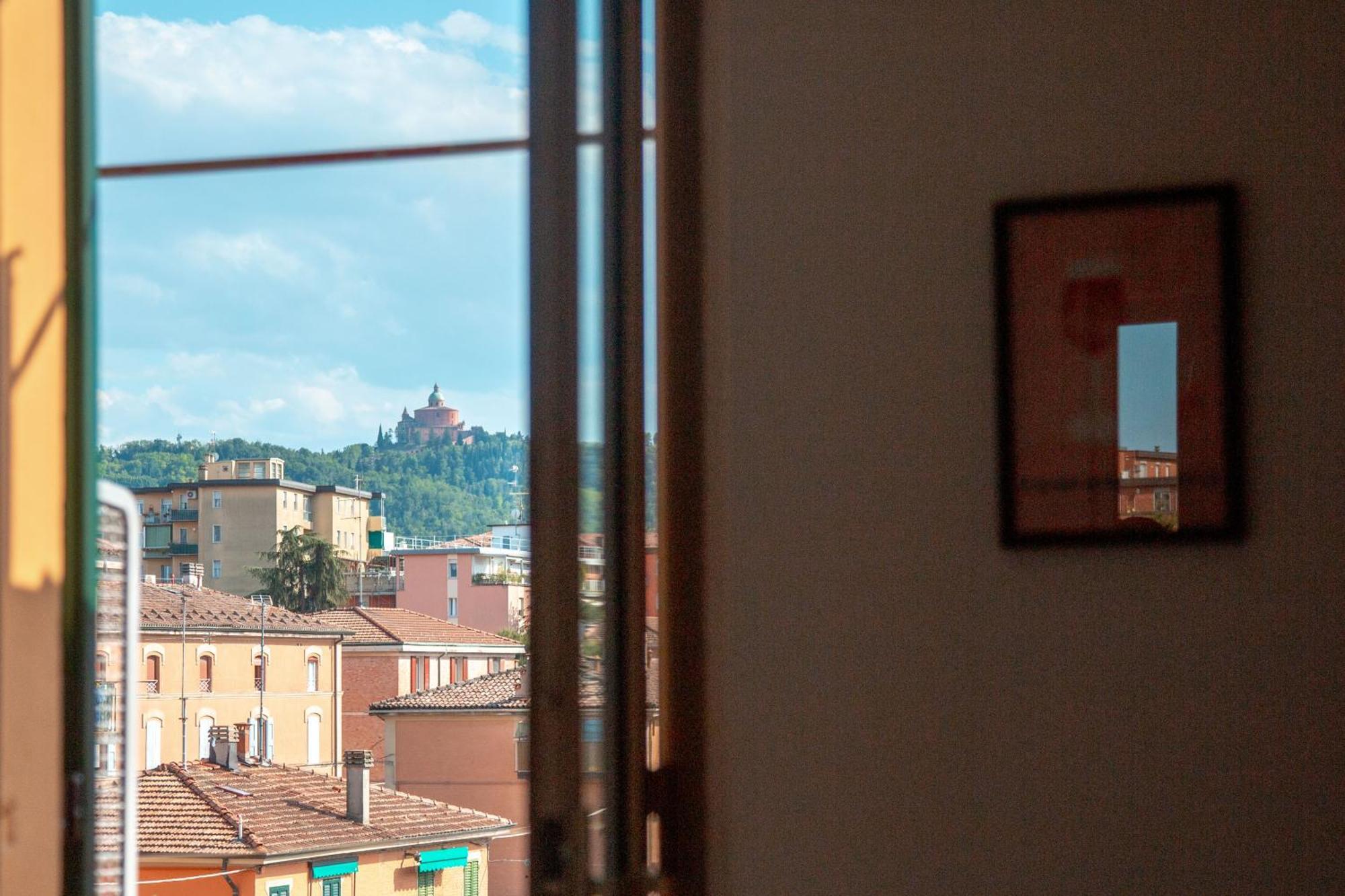 Appartamento Accogliente Con Vista San Luca Bologna Luaran gambar